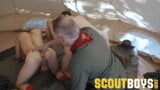 Scoutboys - il capo scout con appeso caldo scopa senza preservativo 3 ragazzi scout in tenda snapshot 10