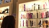 Amateur babe Carolina leert een paar lessen in een sekswinkel voordat ze ruw wordt geneukt! snapshot 12