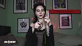 Morticia Addams cosplayowy zwiastun autorstwa Lou Nesbit, Lia Louise snapshot 2