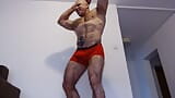 De krachtige harige bodybuilder doet een striptease, poseert, danst en toont een harig gaatje in de kont, vol. 2 snapshot 2