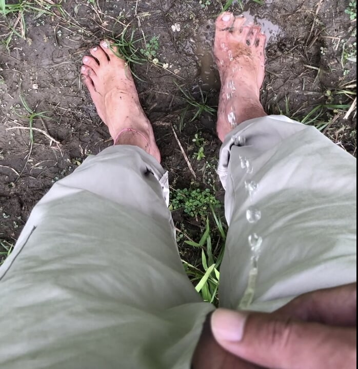 我尿在赤脚上并踩泥巴