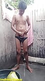 Niño indio del pueblo bañándose desnudo en público snapshot 10