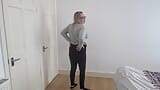 Freche mutter zieht nackte schlüpfer und bh und leggings aus snapshot 1