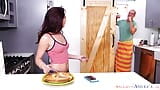 Hete brunette Michelle Taylor neemt een donderlul in de keuken! snapshot 4