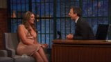 Elizabeth Hurley - đêm khuya với seth meyers - 11-10-2015 snapshot 4