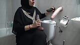 Minha esposa gostosa se masturba em frente a um banheiro público snapshot 3