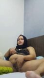 Crossdresser dalam pakaian dalam menggesel zakarnya snapshot 8