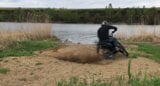 Un beau motard conduisant une moto dans la forêt se branle et jouit en public snapshot 2