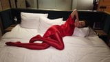 Zentai vermelho na cama snapshot 2