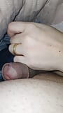 Stiefmutter hand rutscht auf stiefsohn schwanz und handjob snapshot 7