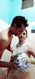 Pareja en escena de baño: ambos están sufriendo de fiebre snapshot 3