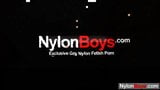 Un mec gay se masturbe dans des collants en nylon snapshot 2