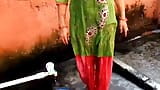 Indyjski Bhabhi bierze kąpiel i pieści jej cycki snapshot 3