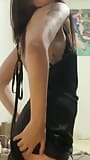 Meia-irmã em um vestido preto de cetim dançando sexy e brincando com mamilos, me causando desejo. snapshot 3