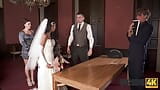 BRIDE4K. Paar beginnt nach der hochzeitszeremonie vor den gästen zu ficken snapshot 9