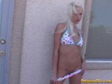 Linda rubia adolescente posa después de desnudarse snapshot 10