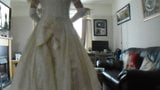 Sissy într-o rochie de mireasă snapshot 8