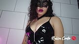 Une brune sexy porte une robe en cuir et donne sa chatte snapshot 1