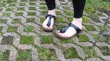 Birkenstocks trong bãi đậu xe snapshot 4