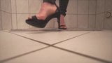 Gehen auf schwarze Sandaletten im Badezimmer mit Footjob snapshot 2