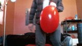 Papa komt klaar op een kapotte ballon - 4-21 - Balloonbanger snapshot 4