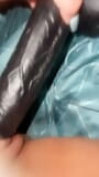 Widoki usunięte Gruba latynoska masturbuje się niektórymi do dużego czarnego dildo snapshot 1