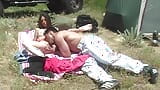 Il romantico picnic all'aperto diventa piccante quando Jackie Ashe suggerisce di prenderle la figa da dietro snapshot 4