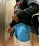 Gran polla negra masturbándose en el baño del trabajo snapshot 1