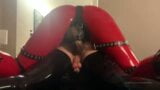 Tranny wordt hard geneukt door een voorbinddildo godin in rode latex snapshot 5