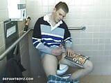 Christian głaszcze kutasa w toalecie snapshot 6