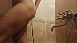 Fille nue lavement anal eau joue dans la salle de bain et se montre fétichiste des pieds snapshot 3