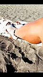 Avec mes talons hauts en plein air sur la plage, montrant son cul, mes pieds et des chaussures fétichistes sexy snapshot 15