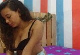 Ragazza carina mostra il suo reggiseno nero e mostra i capezzoli snapshot 15