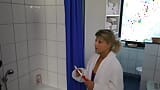 Super baise avec le plombier dans la salle de bain snapshot 3