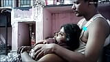 Indická žena v domácnosti s velkými přírodními prsy a bradavkami snapshot 7