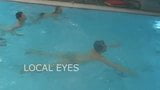 Protesto em topless em piscina pública na dinamarca snapshot 4