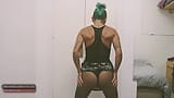 Kurzes tätowiertes mädchen mit grünen haaren macht einen heißen striptease! snapshot 2