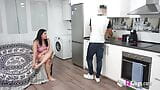 La caliente cubana Amanda Luxor se folla a su casero por un descuento en el alquiler snapshot 4