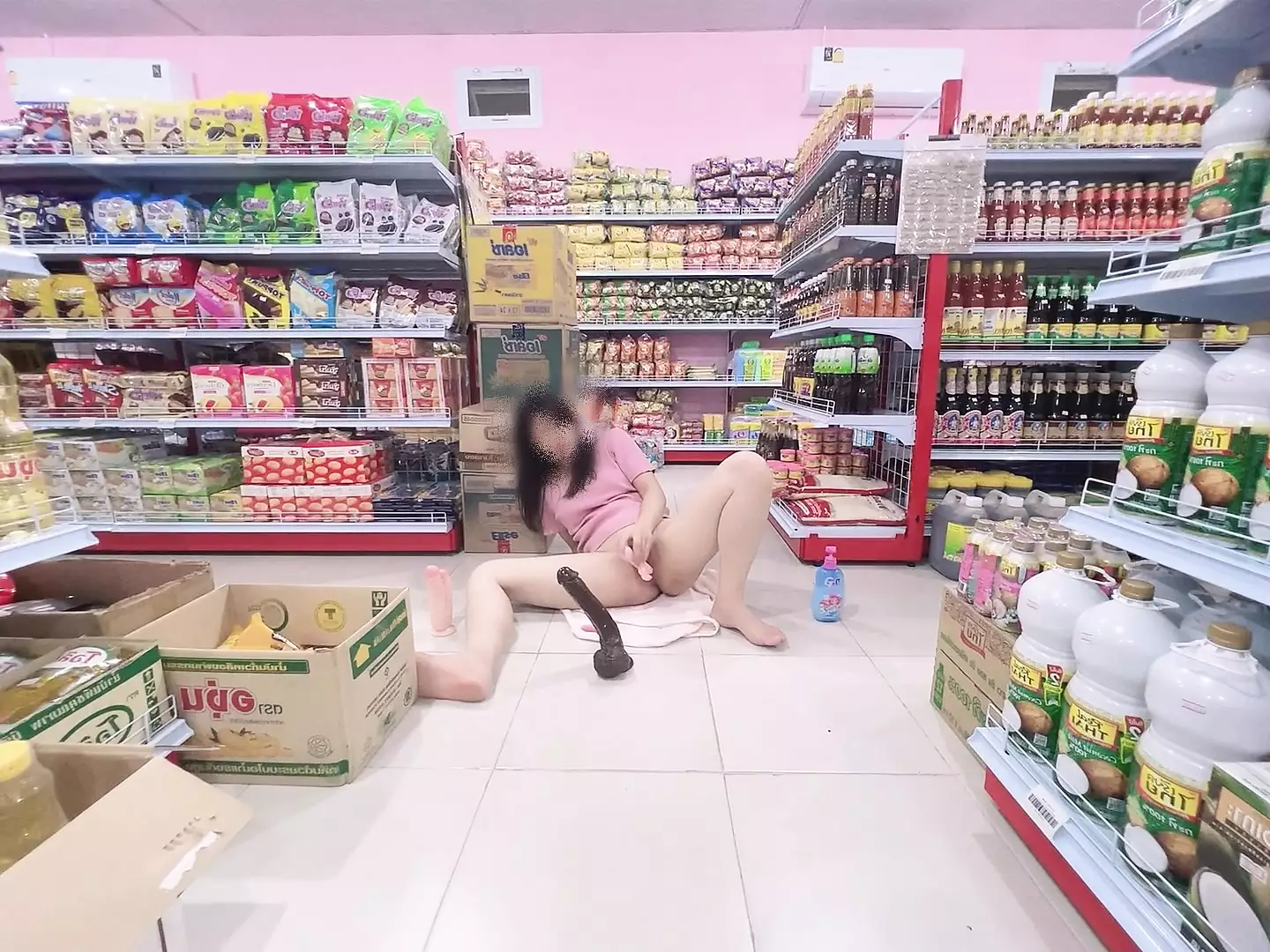 Menggunakan dildo untuk menyumbat pepek di kedai serbaneka 
