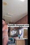 Milf Ehefrau verbringt den Tag gerne fast nackt snapshot 3