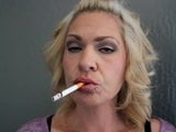 Висяча зріла матуся курить зблизька snapshot 4