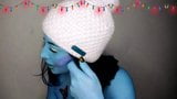 Smurfette bermain dengan payudara dan pantat biru raksasanya snapshot 5