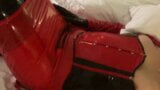 Masturbation et pipe en latex noir et rouge snapshot 9