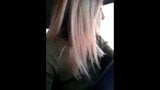 Une jeune blonde se masturbe dans la voiture snapshot 15