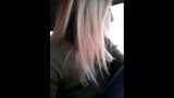 Jonge blondine in de auto masturbeert snapshot 15