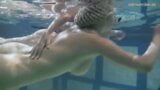 Desfrute de bebês nus debaixo d'água snapshot 2