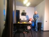 Strapon lutschen und essen, Fetisch, Latex, lesbischer Domina-Sex, kostenlos snapshot 1