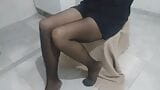 Assis sur une chaise, spectacle de jambes sexy snapshot 6