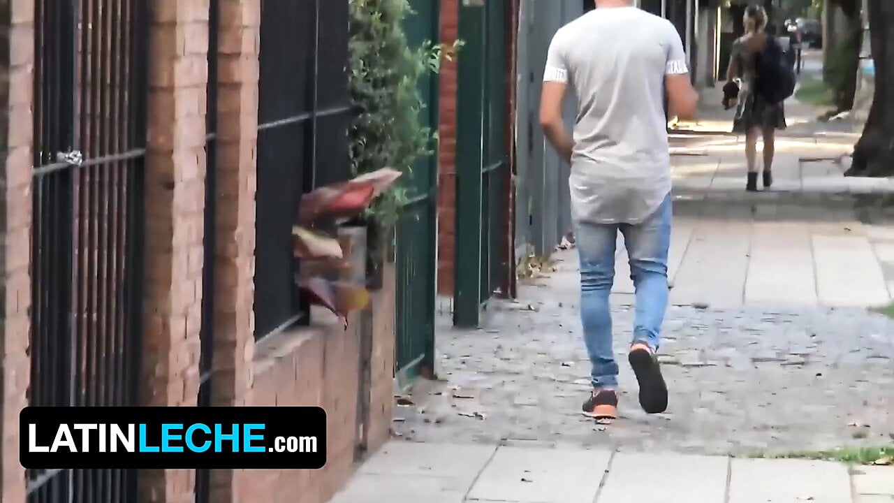 Latin leche - 异性恋拉丁男人提供额外的现金来脱掉他的衣服并抚摸他的鸡巴