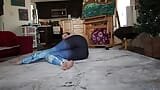 Aurora Willows dans les coulisses du cours de pantalon de yoga snapshot 4
